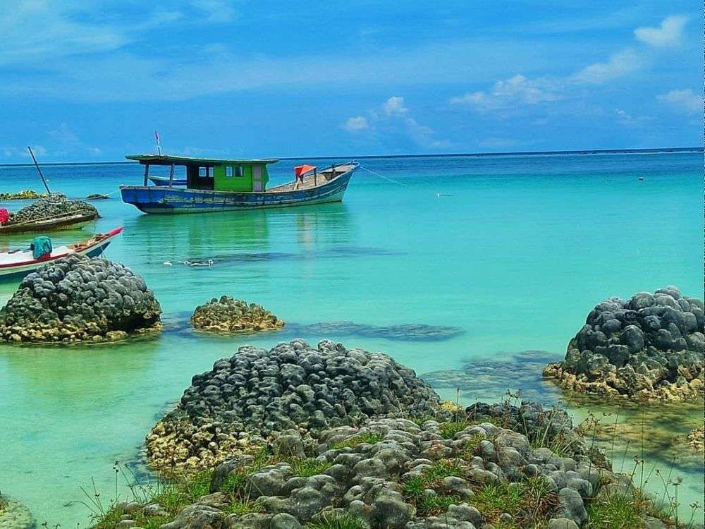 Pemandangan batu batu di Pulau Nias