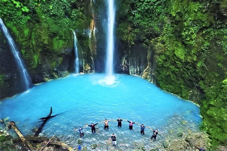 Wisata Alam Air Terjun Dua Warna di Sumatera Utara