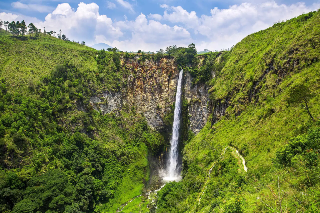Tempat Wisata Air Terjun Sipiso-piso di Karo