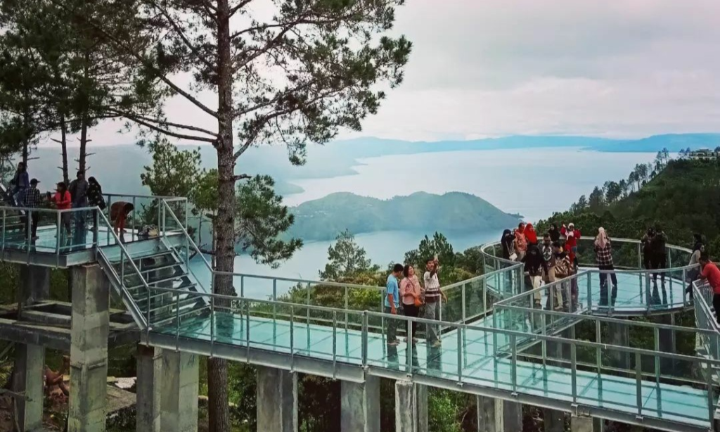 Tempat Wisata Jembatan Kaca Maulana Villa & Café di Berastagi Sumatera Utara